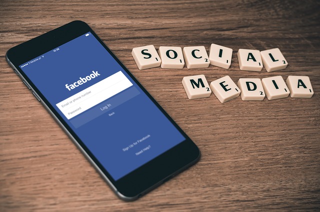 Facebook: una plataforma de redes sociales que adopta la innovación abierta
